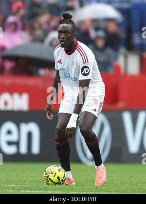 Siviglia, Spagna. 4 gennaio 2026. Batista Mendy del Sevilla FC durante la Liga EA Sports match tra Sevilla FC e Levante UD giocato al Ramon Sanchez Pizjuan Stadium il 3 gennaio 2026 a Siviglia, Spagna. (Foto di Antonio Pozo/PRESSIN) credito: PRESSINPHOTO SPORTS AGENCY/Alamy Live News Foto Stock