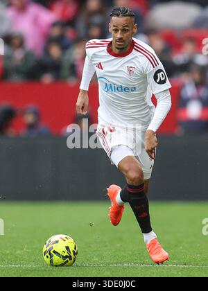 Siviglia, Spagna. 4 gennaio 2026. Djibril Sow del Sevilla FC durante la Liga EA Sports match tra Sevilla FC e Levante UD giocato al Ramon Sanchez Pizjuan Stadium il 3 gennaio 2026 a Siviglia, Spagna. (Foto di Antonio Pozo/PRESSIN) credito: PRESSINPHOTO SPORTS AGENCY/Alamy Live News Foto Stock