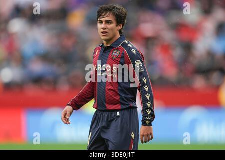 Siviglia, Spagna. 4 gennaio 2026. Carlos Alvarez del Levante UD durante la Liga EA Sports match tra Siviglia FC e Levante UD giocato al Ramon Sanchez Pizjuan Stadium il 3 gennaio 2026 a Siviglia, Spagna. (Foto di Antonio Pozo/PRESSIN) credito: PRESSINPHOTO SPORTS AGENCY/Alamy Live News Foto Stock