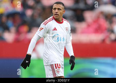 Siviglia, Spagna. 4 gennaio 2026. Alexis Sanchez del Sevilla FC durante la Liga EA Sports match tra Sevilla FC e Levante UD giocato al Ramon Sanchez Pizjuan Stadium il 3 gennaio 2026 a Siviglia, Spagna. (Foto di Antonio Pozo/PRESSIN) credito: PRESSINPHOTO SPORTS AGENCY/Alamy Live News Foto Stock