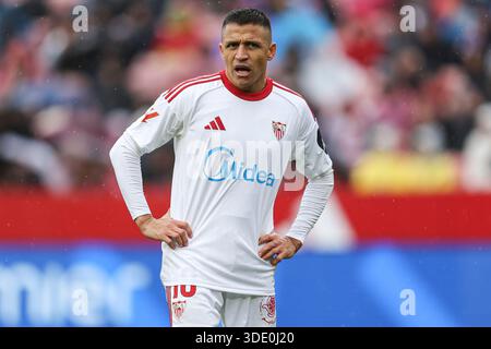 Siviglia, Spagna. 4 gennaio 2026. Alexis Sanchez del Sevilla FC durante la Liga EA Sports match tra Sevilla FC e Levante UD giocato al Ramon Sanchez Pizjuan Stadium il 3 gennaio 2026 a Siviglia, Spagna. (Foto di Antonio Pozo/PRESSIN) credito: PRESSINPHOTO SPORTS AGENCY/Alamy Live News Foto Stock