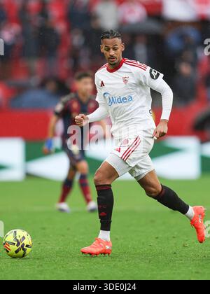 Siviglia, Spagna. 4 gennaio 2026. Djibril Sow del Sevilla FC durante la Liga EA Sports match tra Sevilla FC e Levante UD giocato al Ramon Sanchez Pizjuan Stadium il 3 gennaio 2026 a Siviglia, Spagna. (Foto di Antonio Pozo/PRESSIN) credito: PRESSINPHOTO SPORTS AGENCY/Alamy Live News Foto Stock