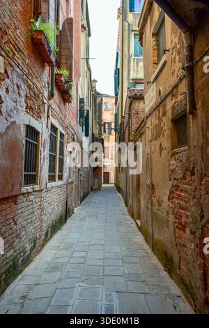 Vicolo stretto a Venezia Foto Stock