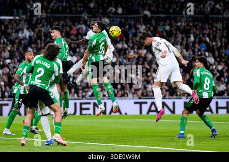Madrid, Spagna. 4 gennaio 2026. Raul Asencio del Real Madrid CF durante la partita della Liga EA Sports tra il Real Madrid CF e il Real Betis giocata allo stadio Santiago Bernabeu il 4 gennaio 2026 a Madrid. (Foto di Cesar Cebolla/PRESSIN) credito: PRESSINPHOTO SPORTS AGENCY/Alamy Live News Foto Stock