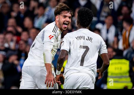 Madrid, Spagna. 4 gennaio 2026. RAUL ASENCIO del Real Madrid (L) festeggia il suo gol con VINICIUS JUNIOR del Real Madrid (R) durante una partita di spagnolo in LaLiga tra Real Madrid CF e Real Betis Balompie all'Estadio Bernabeu. (Credit Image: © Alberto Gardin/ZUMA Press Wire) SOLO PER USO EDITORIALE! Non per USO commerciale! Crediti: ZUMA Press, Inc./Alamy Live News Foto Stock