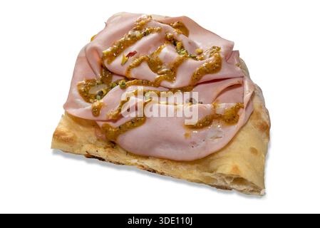 Fetta di focaccia con fette di mortadella salame bolognese e salsa al pistacchio isolata su sfondo bianco con percorso di ritaglio incluso Foto Stock