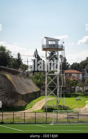 Nicosia, Cipro del Nord - 19 febbraio 2024: Torre di guardia dell'ONU nella zona cuscinetto di Nicosia, Cipro Foto Stock