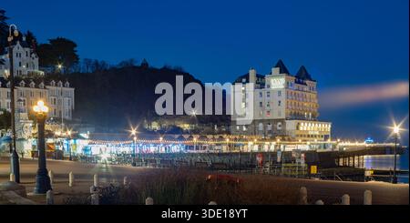 Molo di Llandudno e Grand Hotel, Galles del Nord. Immagine scattata nel dicembre 2025. Foto Stock