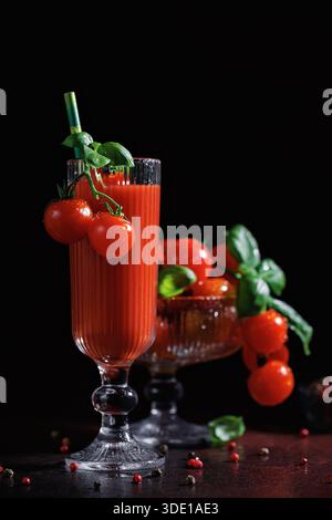 Cocktail alcolico di succo di pomodoro in bicchiere alto Foto Stock