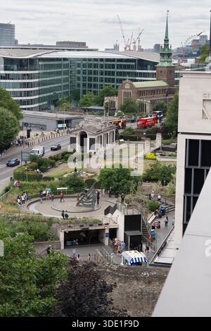 Wakefield Gardens è un piccolo spazio verde pubblico vicino a Tower Hill a Londra, noto per la sua sezione del muro romano e la meridiana Foto Stock