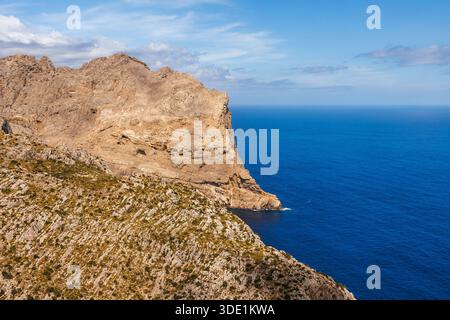 Ammira le scogliere costiere e il mare blu del mediterraneo da Mirador de es Colomer, Maiorca, Spagna Foto Stock