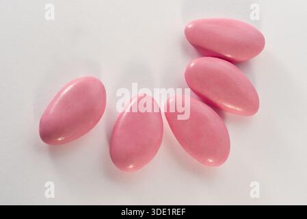 Mandorle rosa zuccherate, cinque coriandoli su sfondo bianco, percorso di ritaglio incluso Foto Stock