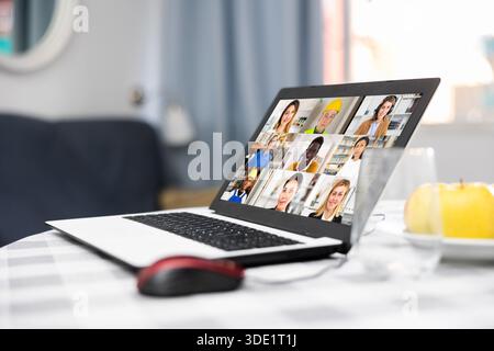 Laptop con l'immagine delle persone che partecipano al primo piano della videoconferenza Foto Stock