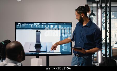 Sviluppatore urbano del Medio Oriente che presenta ai colleghi il piano generale dei progetti, tenendo un briefing sulle idee di progettazione delle costruzioni e sulla pianificazione urbana. Lavori di riqualificazione immobiliare. Foto Stock