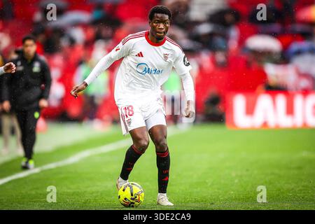 Siviglia, Espagne. 4 gennaio 2026. Lucien AGOUME del Siviglia FC durante il campionato spagnolo di LaLiga tra Siviglia FC e Levante UD il 4 gennaio 2026 all'Estadio Ramon Sanchez-Pizjuan di Siviglia, Spagna - foto Rafael Roman/Matthieu Mirville/DPPI Credit: DPPI Media/Alamy Live News Foto Stock