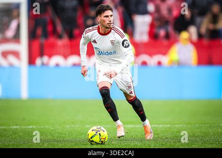 Siviglia, Espagne. 4 gennaio 2026. Jose Angel CARMONA del Sevilla FC durante la partita di campionato spagnolo LaLiga tra Sevilla FC e Levante UD il 4 gennaio 2026 all'Estadio Ramon Sanchez-Pizjuan di Siviglia, Spagna - foto Rafael Roman/Matthieu Mirville/DPPI Credit: DPPI Media/Alamy Live News Foto Stock