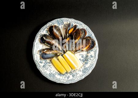 Cozze al vapore con piatto vintage al limone - antipasto di pesce, cucina mediterranea e ristorante Foto Stock