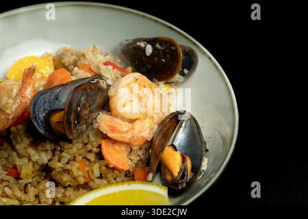 Cozze al vapore con piatto vintage al limone - antipasto di pesce, cucina mediterranea e ristorante Foto Stock