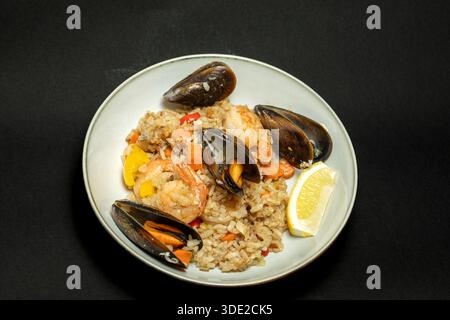 Cozze al vapore con piatto vintage al limone - antipasto di pesce, cucina mediterranea e ristorante Foto Stock