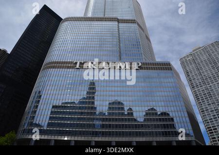 Trump Tower lungo il fiume Chicago a Chicago, Illinois, Stati Uniti Foto Stock