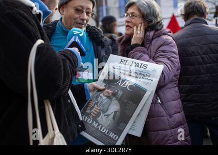 Madrid, Spagna. 4 gennaio 2026. Una coppia espone due giornali spagnoli con la notizia della cattura di Nicolás Maduro da parte degli Stati Uniti. Durante un raduno organizzato da gruppi di sinistra davanti all'ambasciata degli Stati Uniti a Madrid per condannare gli attentati compiuti dagli Stati Uniti a Caracas nelle prime ore del 3 gennaio e l'arresto illegale del presidente Nicolás Maduro e il suo trasferimento in una prigione di New York insieme alla moglie. Credito: SOPA Images Limited/Alamy Live News Foto Stock