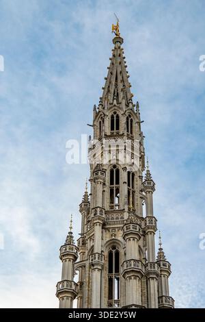 La guglia del municipio di Bruxelles, costruita tra il 1401 e il 1455, un capolavoro di architettura gotica civile e l'unico edificio medievale della Grand Place Foto Stock