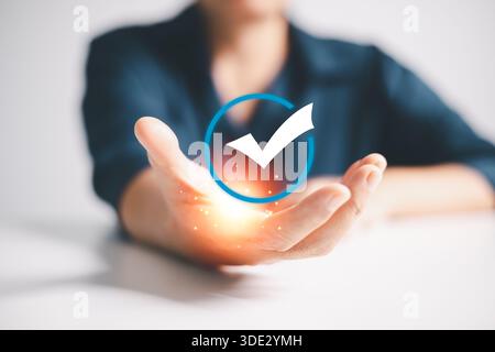 L'azienda ha implementato un sistema basato sulla tecnologia per controllare e garantire la qualità con un processo di approvazione che garantisce la gestione e i concetti di garanzia Foto Stock