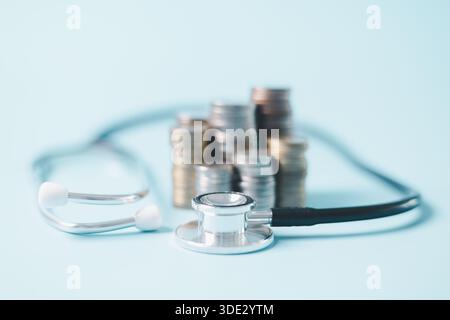 Il concetto di assistenza sanitaria completa include professionisti medici che utilizzano stetoscopi per diagnosticare le malattie, mentre l'assicurazione sanitaria assicura ai pazienti c Foto Stock