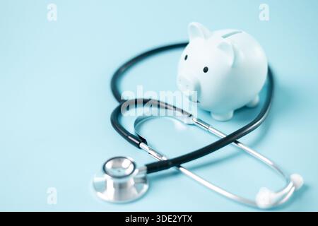 Il concetto di assistenza sanitaria completa include professionisti medici che utilizzano stetoscopi per diagnosticare le malattie, mentre l'assicurazione sanitaria assicura ai pazienti c Foto Stock