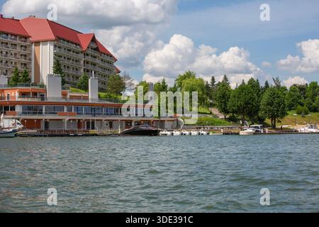 Mikolajki, Masuria, Polonia - 24 giugno 2020: Vista dal lago Mikolajskie del lussuoso Golebiewski Hotel, famosa destinazione turistica. Foto Stock