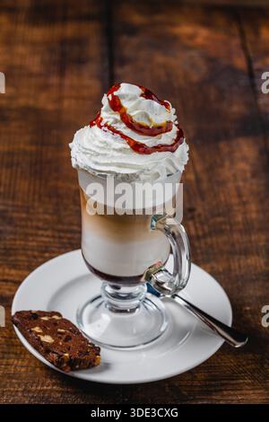 Latte aromatizzato con panna montata e sciroppo Foto Stock