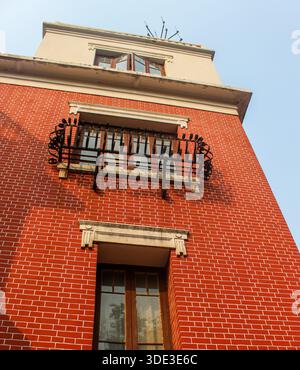 WUHAN, CINA -20/10, 2013: Vista ad angolo basso degli storici edifici in mattoni rossi in stile occidentale nell'ex area di concessione straniera di Hankou. L'architetto Foto Stock