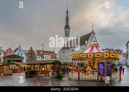 Mercatino di Natale, Piazza del Municipio (Raekoja Plats), Tallinn, Harju, Estonia Foto Stock