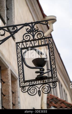 Insegna di Raeapteek, una delle farmacie più antiche d'Europa, Tallinn, Harju, Estonia Foto Stock