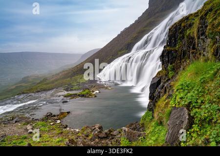 Una vista laterale delle cascate superiori di Dynjandi nei Westfjords dell'Islanda Foto Stock