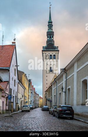 Strada acciottolata nella città vecchia, Tallinn, Harju, Estonia Foto Stock