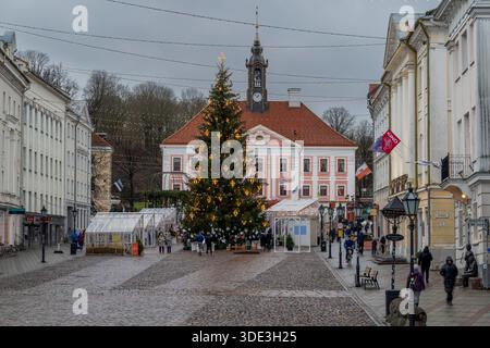 Piazza del Municipio (piatti di Raekoja) con albero di Natale, Tartu, contea di Tartu, Estonia Foto Stock