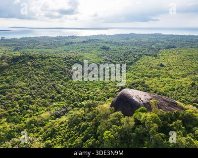 Belitung Island drone paesaggio aereo Batu Beginda, un famoso massiccio masso che si affaccia sulla giungla, la spiaggia e l'oceano a Belitung, Indonesia Foto Stock
