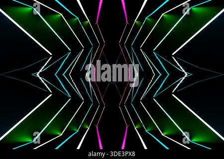 un'installazione luminosa moderna e astratta, le strisce luminose colorate al neon sono disposte diagonalmente su uno sfondo scuro. Le luci si riflettono in modo vivace su un gl Foto Stock