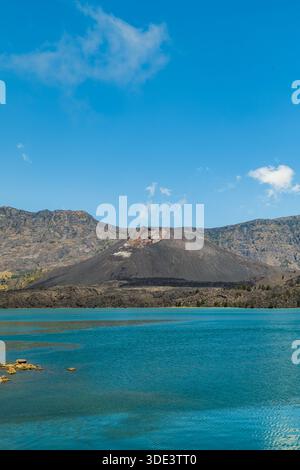 Lago Segara Anak, un lago situato nel cratere del Monte Rinjani, Lombok, Indonesia. Foto Stock