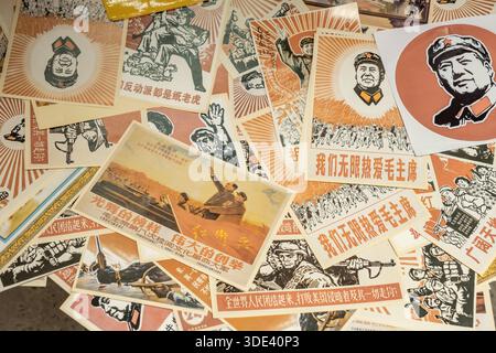 Shanghai, Cina - 24 aprile 2025 vecchi poster cinesi Foto Stock