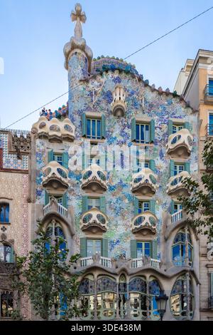Vista sulla spettacolare facciata della Casa Batllo nel centro di Barcellona, progettata da Gaudí e unica con le sue forme naturali Foto Stock