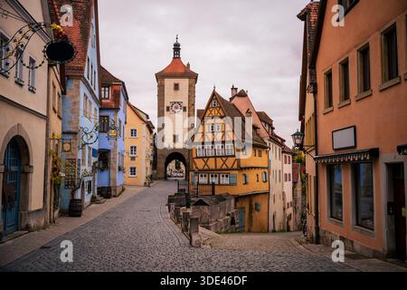 Strada medievale e torre dell'orologio a Rothenburg ob der Tauber, Germania Foto Stock