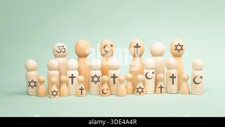 Giornata mondiale della religione, persone con simboli di diverse credenze religiose, cristianesimo, Islam, induismo, buddismo, fede ebraica, celebrazione mondiale Foto Stock