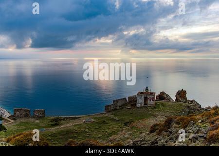 Myrina, Lemnos, Grecia - 22 ottobre 2025: Vista spettacolare del Mar Egeo dalle rovine del castello di Myrina. Foto Stock