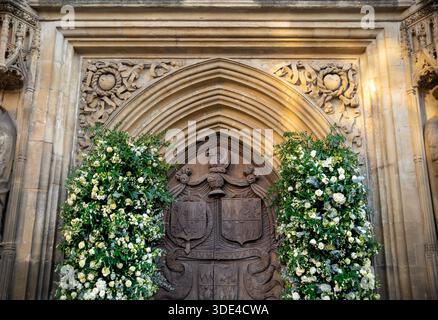Arco gotico della cattedrale di Bath con intagli ornati e decorazioni floreali. Foto Stock