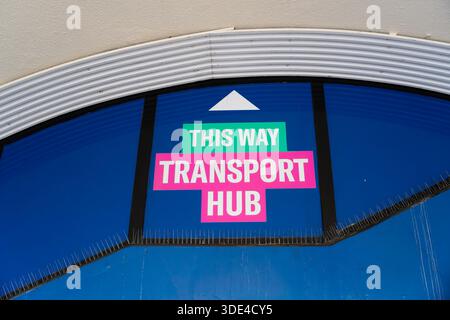 Londra, Regno Unito - 28 dicembre 2025: Cartello con la scritta che indica un centro di trasporto a Londra con sfondo blu. Foto Stock