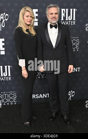 Sunrise Coigney mit Ehemann Mark Ruffalo bei der Verleihung der 31. Critics Choice Awards 2026 im Barker Hangar. Santa Monica, 04.01.2026 *** Sunrise Coigney con il marito Mark Ruffalo ai Critics Choice Awards 31 2026 al Barker Hangar Santa Monica, 04 01 2026 foto:xD.xStarbuckx/xFuturexImagex Critics Choice 6314 Foto Stock