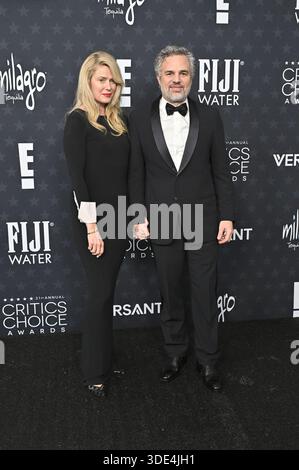 Sunrise Coigney mit Ehemann Mark Ruffalo bei der Verleihung der 31. Critics Choice Awards 2026 im Barker Hangar. Santa Monica, 04.01.2026 *** Sunrise Coigney con il marito Mark Ruffalo ai Critics Choice Awards 31 2026 al Barker Hangar Santa Monica, 04 01 2026 foto:xD.xStarbuckx/xFuturexImagex Critics Choice 6313 Foto Stock
