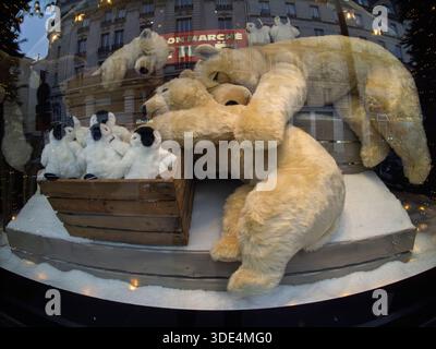 Vetrina natalizia presso i grandi magazzini le Bon Marché, Parigi, Francia Foto Stock